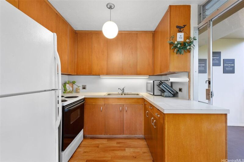 Fully Furnished - 2 BED/1 BATH/1 PARKING in the ideally located Queen Emma Gardens!! property image