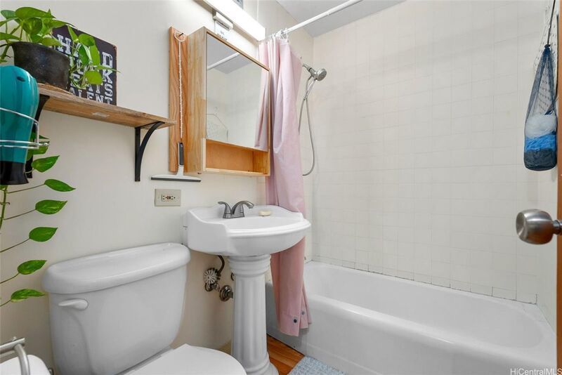 Fully Furnished - 2 BED/1 BATH/1 PARKING in the ideally located Queen Emma Gardens!! property image