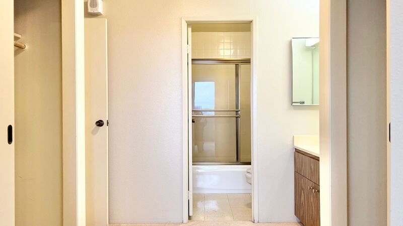 Downtown Honolulu 1 bedroom unit w/ Covered Parking property image