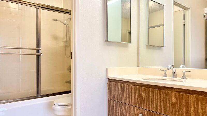 Downtown Honolulu 1 bedroom unit w/ Covered Parking property image