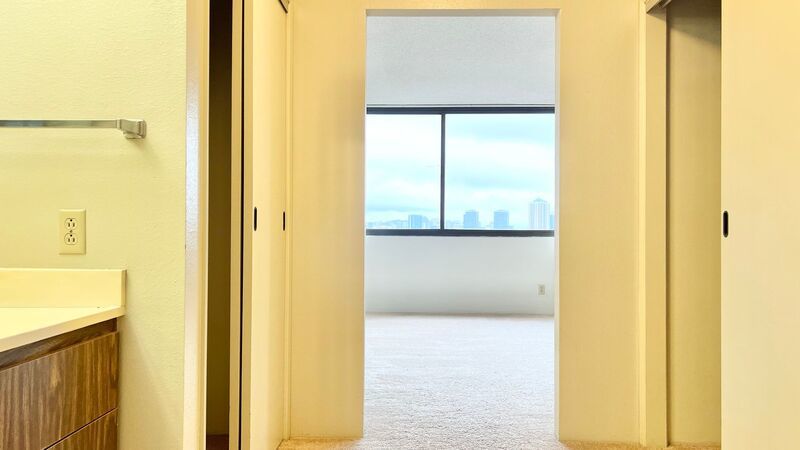 Downtown Honolulu 1 bedroom unit w/ Covered Parking property image