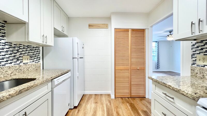 2 BED/2 BATH/1 PRKG across from Pearlridge Mall (Aiea) w/ Washer/Dryer INSIDE property image