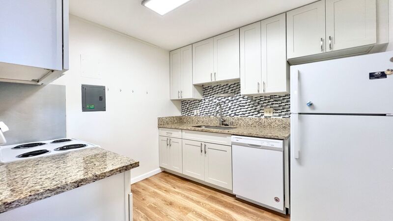 2 BED/2 BATH/1 PRKG across from Pearlridge Mall (Aiea) w/ Washer/Dryer INSIDE property image