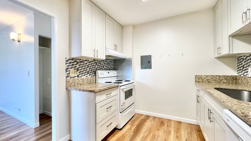 2 BED/2 BATH/1 PRKG across from Pearlridge Mall (Aiea) w/ Washer/Dryer INSIDE property image