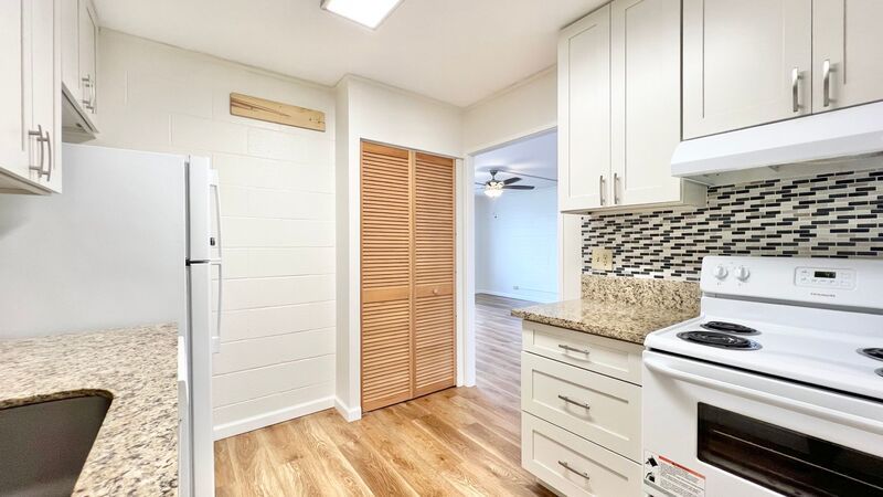 2 BED/2 BATH/1 PRKG across from Pearlridge Mall (Aiea) w/ Washer/Dryer INSIDE property image