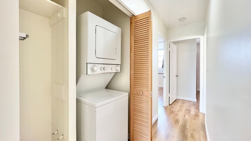 2 BED/2 BATH/1 PRKG across from Pearlridge Mall (Aiea) w/ Washer/Dryer INSIDE property image