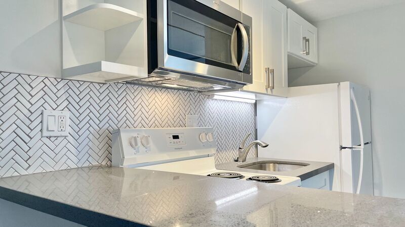NEWLY RENOVATED, CITY & OCEAN VIEWS - Studio Unit in Pearl City property image