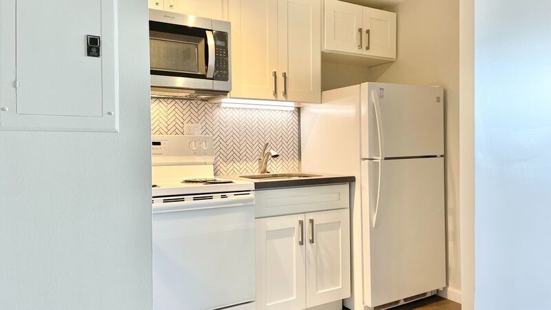 NEWLY RENOVATED, CITY & OCEAN VIEWS - Studio Unit in Pearl City property image