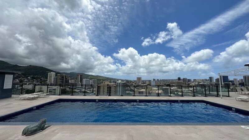 SPACIOUS 1 BED/1 BATH/1 PARKING w/ BALCONY - AVAILABLE NOW at TOWN HOUSE - Conveniently Located! property image