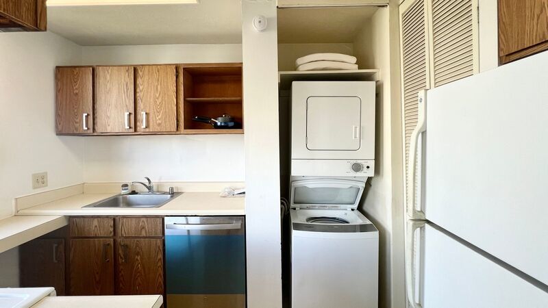 AVAILABLE NOW - SPACIOUS 2BD/1BA WITH 1 COVERED SECURED PARKING! property image