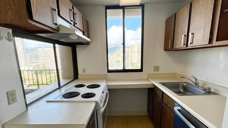 AVAILABLE NOW - SPACIOUS 2BD/1BA WITH 1 COVERED SECURED PARKING! property image