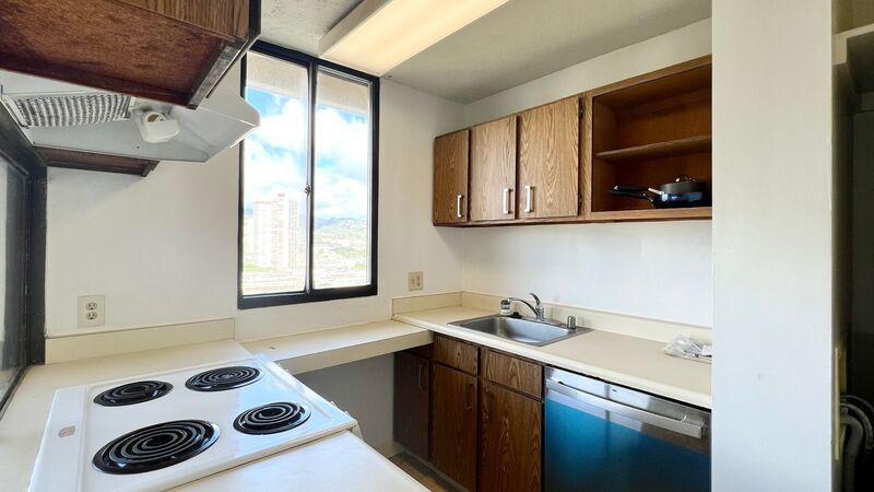 AVAILABLE NOW - SPACIOUS 2BD/1BA WITH 1 COVERED SECURED PARKING! property image
