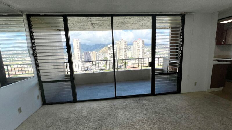 AVAILABLE NOW - SPACIOUS 2BD/1BA WITH 1 COVERED SECURED PARKING! property image