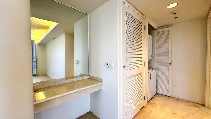 SPACIOUS 2 BED/2 BATH/2 PRKG in the highly desired Nuuanu Parkside - W/D, Lanai, Central AC & more!!! property image