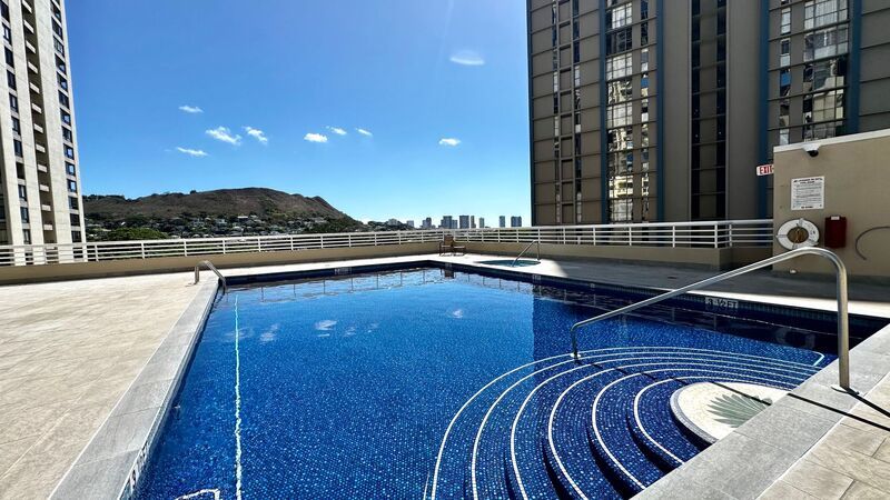 SPACIOUS 2 BED/2 BATH/2 PRKG in the highly desired Nuuanu Parkside - W/D, Lanai, Central AC & more!!! property image