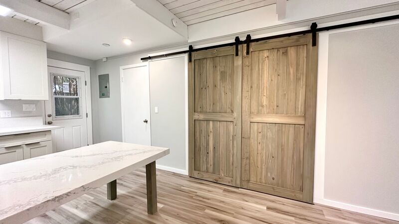 NEWLY RENOVATED 2 BED/2 BATH/2 PARKING - Washer/Dryer IN the Unit! AVAILABLE NOW property image