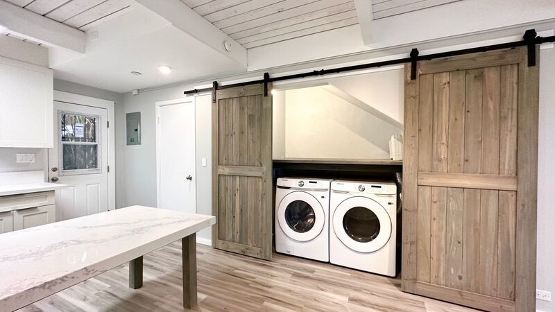 NEWLY RENOVATED 2 BED/2 BATH/2 PARKING - Washer/Dryer IN the Unit! AVAILABLE NOW property image