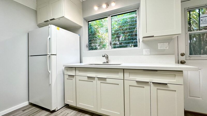 NEWLY RENOVATED 2 BED/2 BATH/2 PARKING - Washer/Dryer IN the Unit! AVAILABLE NOW property image