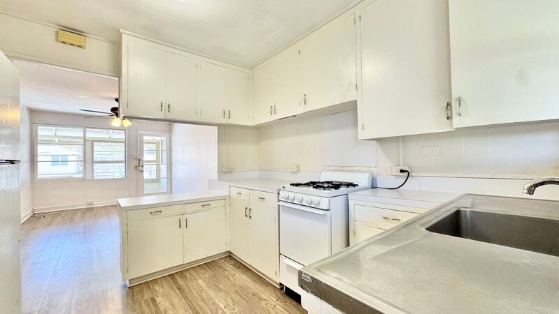 2 BEDROOM 2ND FLOOR UNIT IN CONVENIENT MCCULLY property image