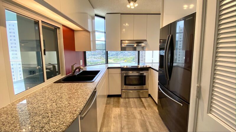 2 BED 2 BATH w/ COVERED PARKING at HONOLULU PARK PLACE! property image