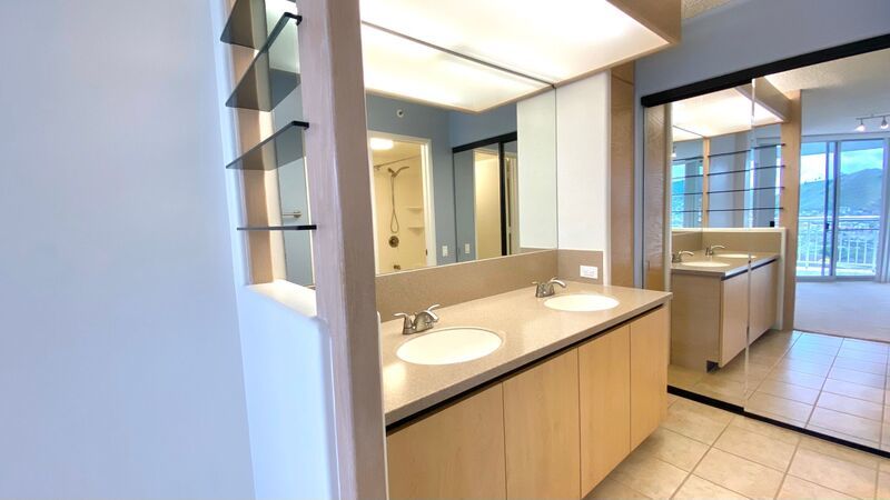 2 BED 2 BATH w/ COVERED PARKING at HONOLULU PARK PLACE! property image
