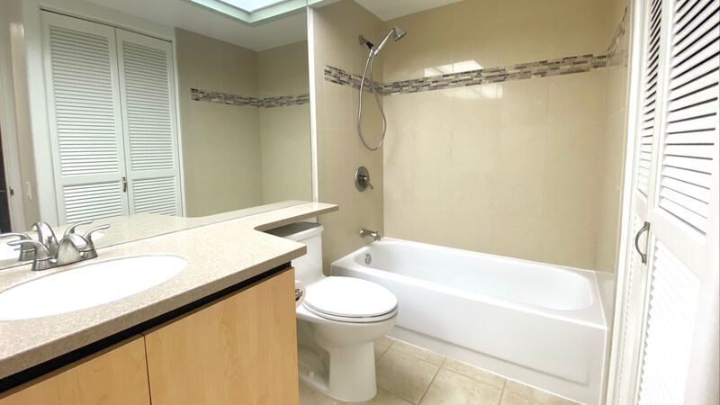 2 BED 2 BATH w/ COVERED PARKING at HONOLULU PARK PLACE! property image