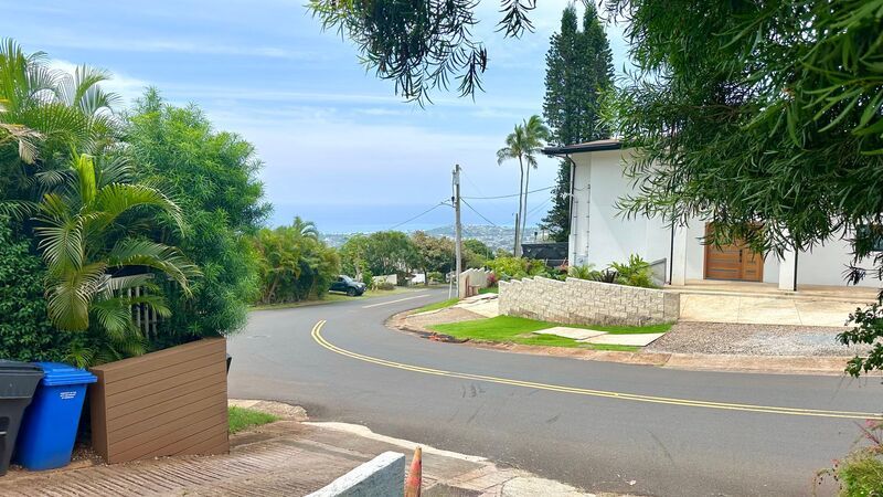 Available NOW - Newly Renovated Studio with 1 Bath & Washer/Dryer in Maunalani Heights! property image