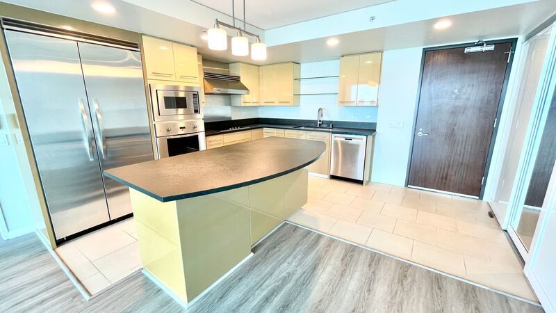 LUXURY DOWNTOWN PENTHOUSE w/ PANORAMIC VIEWS! 2 BED 2 BATH 2 PARKING property image