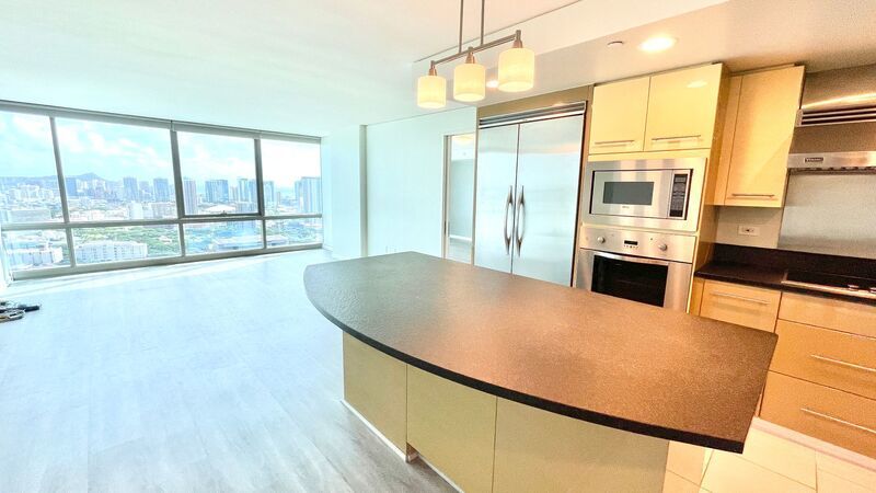 LUXURY DOWNTOWN PENTHOUSE w/ PANORAMIC VIEWS! 2 BED 2 BATH 2 PARKING property image