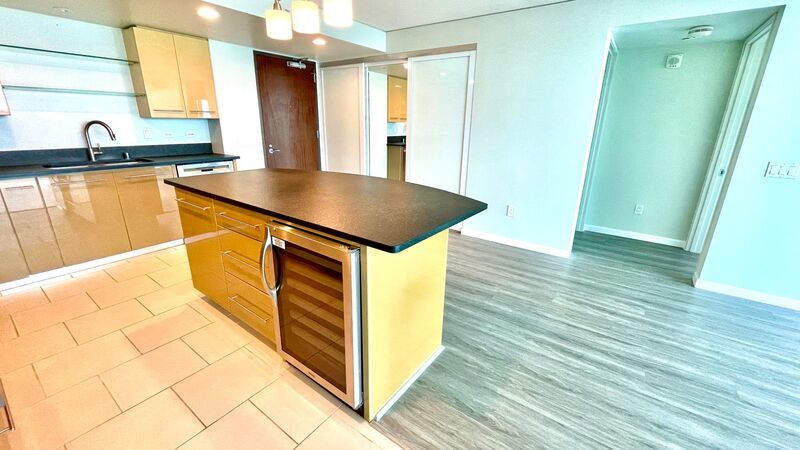 LUXURY DOWNTOWN PENTHOUSE w/ PANORAMIC VIEWS! 2 BED 2 BATH 2 PARKING property image