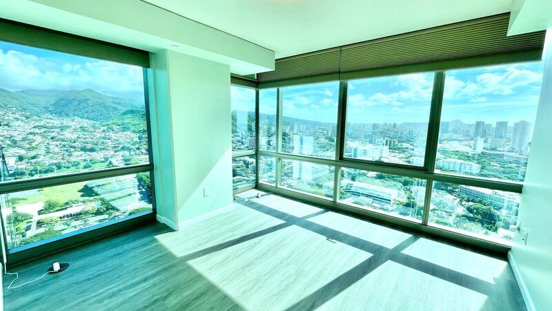 LUXURY DOWNTOWN PENTHOUSE w/ PANORAMIC VIEWS! 2 BED 2 BATH 2 PARKING property image
