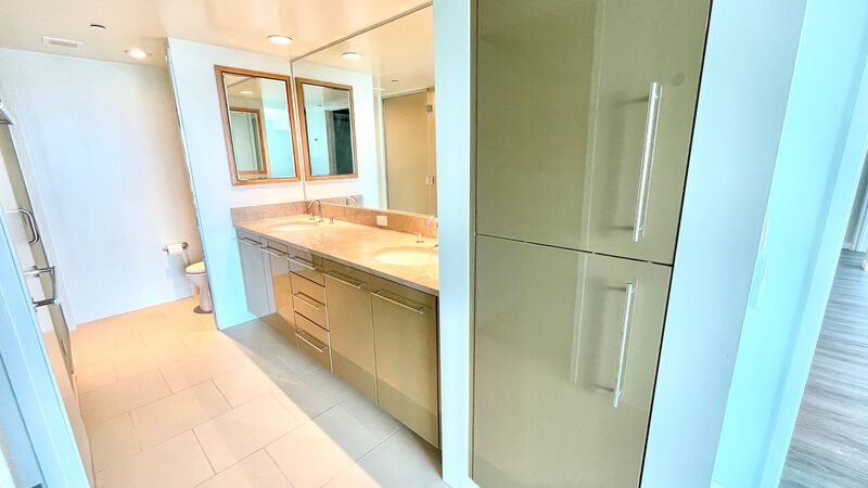 LUXURY DOWNTOWN PENTHOUSE w/ PANORAMIC VIEWS! 2 BED 2 BATH 2 PARKING property image