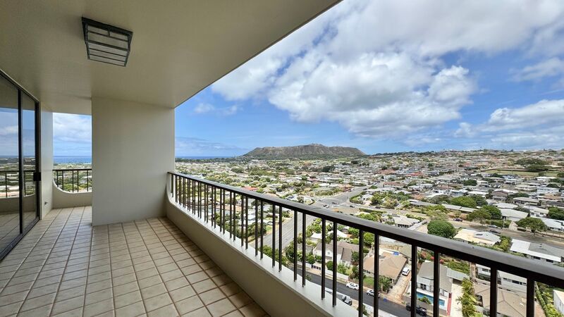 RARELY AVAILABLE SPACIOUS 1 BEDROOM UNIT WITH PANORAMIC VIEWS - DIRECTLY NEXT TO KAHALA MALL property image