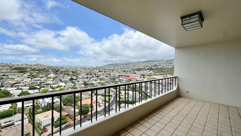 RARELY AVAILABLE SPACIOUS 1 BEDROOM UNIT WITH PANORAMIC VIEWS - DIRECTLY NEXT TO KAHALA MALL property image