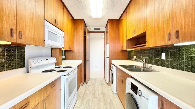 RARELY AVAILABLE SPACIOUS 1 BEDROOM UNIT WITH PANORAMIC VIEWS - DIRECTLY NEXT TO KAHALA MALL property image