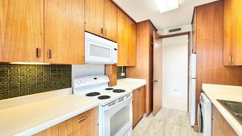 RARELY AVAILABLE SPACIOUS 1 BEDROOM UNIT WITH PANORAMIC VIEWS - DIRECTLY NEXT TO KAHALA MALL property image