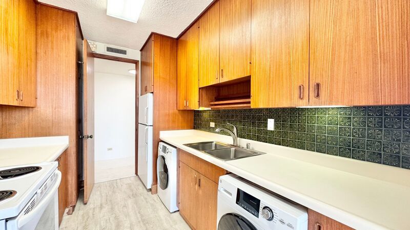 RARELY AVAILABLE SPACIOUS 1 BEDROOM UNIT WITH PANORAMIC VIEWS - DIRECTLY NEXT TO KAHALA MALL property image