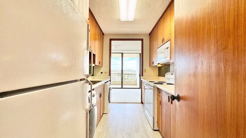 RARELY AVAILABLE SPACIOUS 1 BEDROOM UNIT WITH PANORAMIC VIEWS - DIRECTLY NEXT TO KAHALA MALL property image