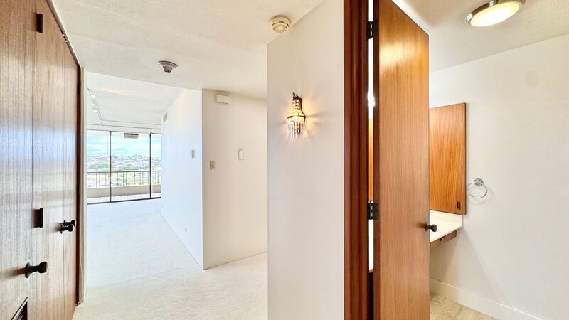 RARELY AVAILABLE SPACIOUS 1 BEDROOM UNIT WITH PANORAMIC VIEWS - DIRECTLY NEXT TO KAHALA MALL property image