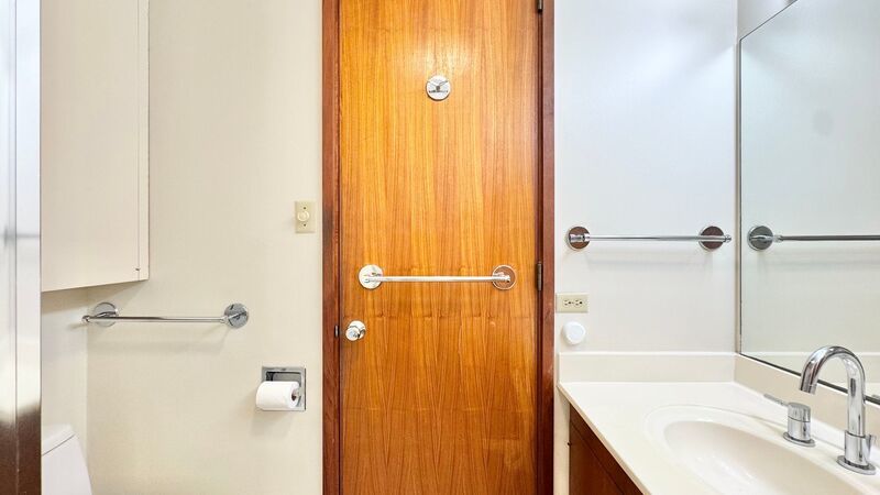 RARELY AVAILABLE SPACIOUS 1 BEDROOM UNIT WITH PANORAMIC VIEWS - DIRECTLY NEXT TO KAHALA MALL property image