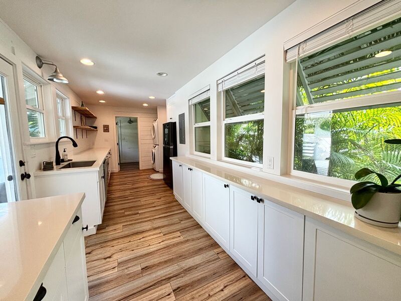 Available Now! 3 BED, 2 BATH HOME w/ UTILITIES INCLUDED + AC, Washer/Dryer, Yard – Aina Haina property image