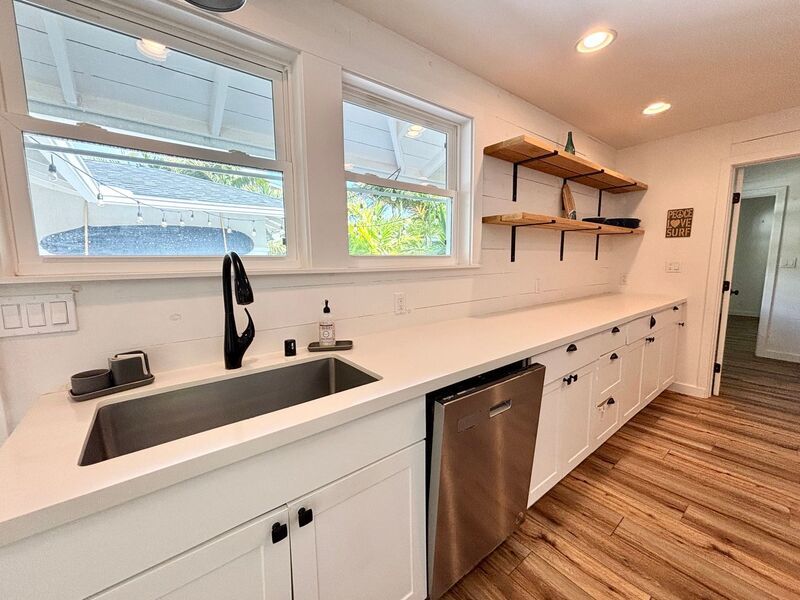 Available Now! 3 BED, 2 BATH HOME w/ UTILITIES INCLUDED + AC, Washer/Dryer, Yard – Aina Haina property image