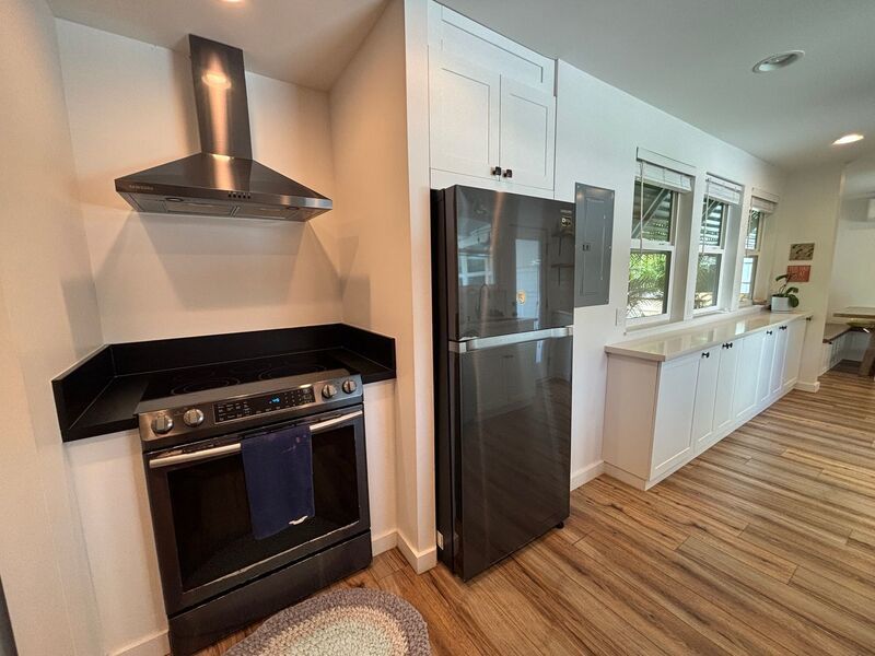 Available Now! 3 BED, 2 BATH HOME w/ UTILITIES INCLUDED + AC, Washer/Dryer, Yard – Aina Haina property image