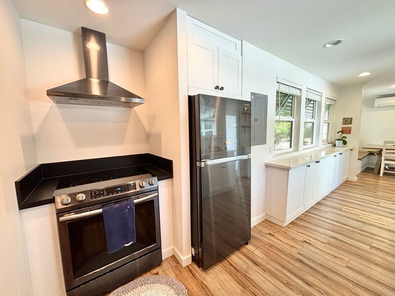 Available Now! 3 BED, 2 BATH HOME w/ UTILITIES INCLUDED + AC, Washer/Dryer, Yard – Aina Haina property image