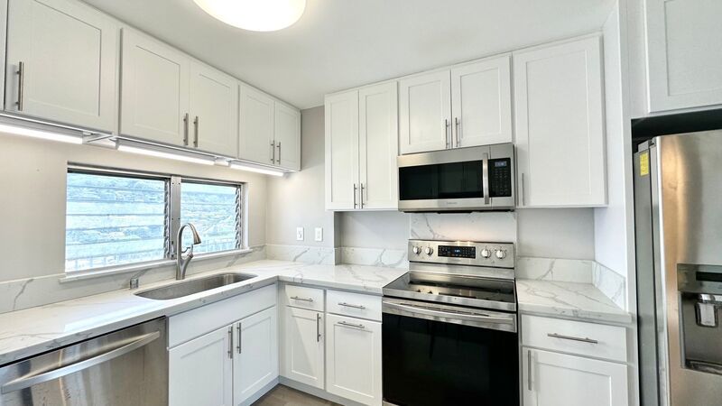2 BED/1.5 BATH/1 PARKING in MAKIKI TOWERS! W/D INSIDE, LANAI, & VIEWS!! property image