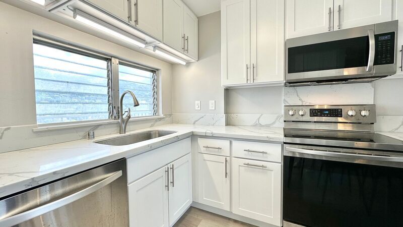 2 BED/1.5 BATH/1 PARKING in MAKIKI TOWERS! W/D INSIDE, LANAI, & VIEWS!! property image
