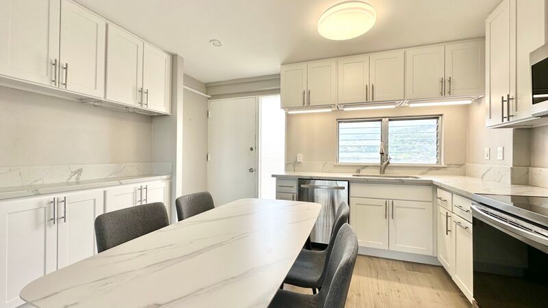 2 BED/1.5 BATH/1 PARKING in MAKIKI TOWERS! W/D INSIDE, LANAI, & VIEWS!! property image
