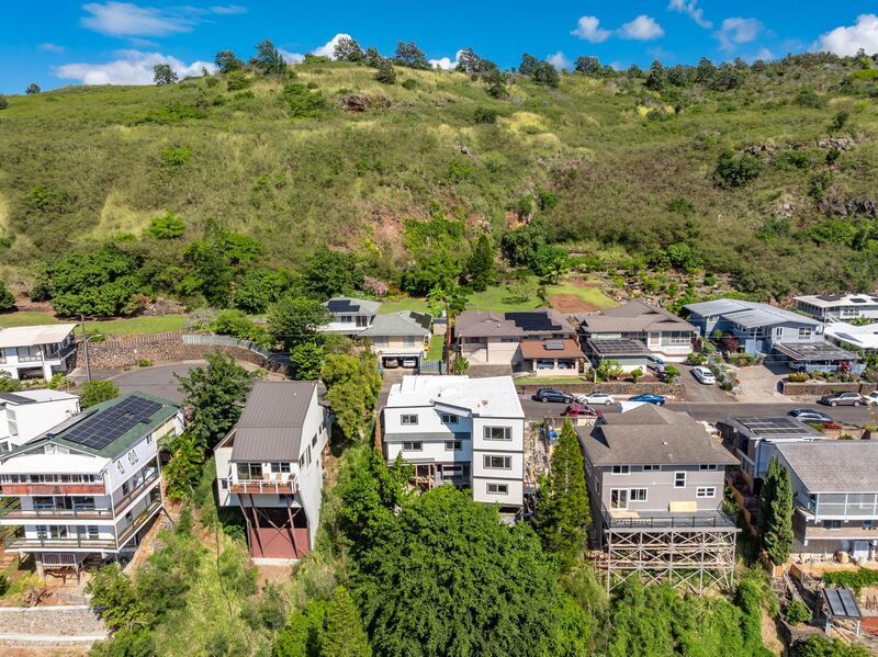NEWLY REMODELED 6 BED/4.5 BATH HOME IN MOANALUA VALLEY! property image
