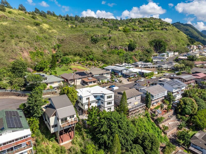 NEWLY REMODELED 6 BED/4.5 BATH HOME IN MOANALUA VALLEY! property image