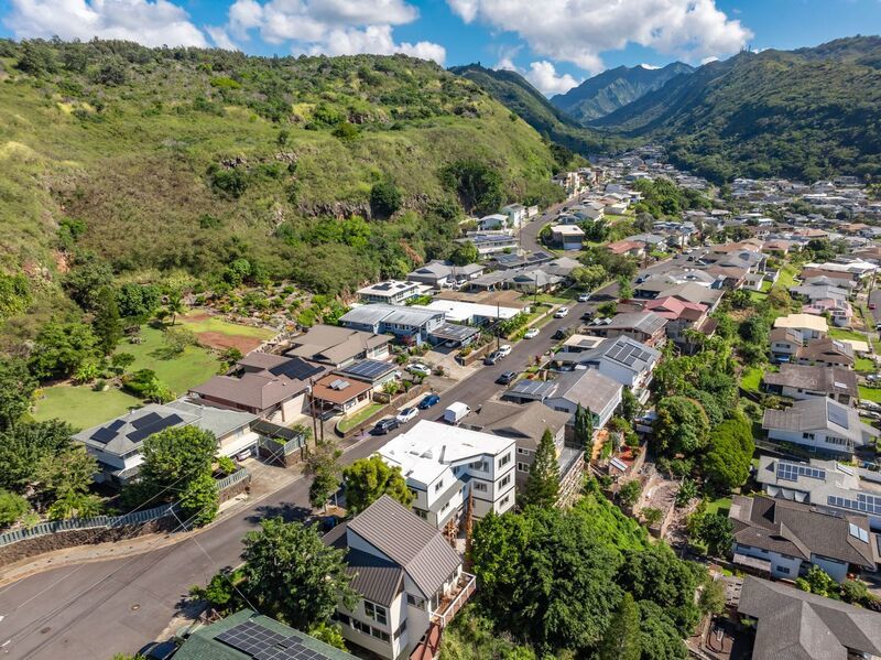 NEWLY REMODELED 6 BED/4.5 BATH HOME IN MOANALUA VALLEY! property image